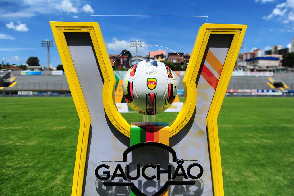 Emprestado pelo Grêmio, atacante do Caxias celebra dois gols sobre o Inter