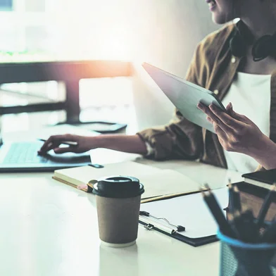 Smiling Asian young female using headset looking at laptop screen listen and learning online courses. Happy business woman with headphones video call for customer serviceEscritorio, tecnologia. Foto: Natee Meepian / stock.adobe.comFonte: 499632882<!-- NICAID(15384689) -->