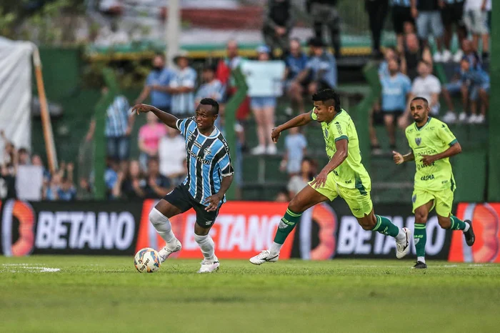 Nathan incomodou a defesa do Avenida.
