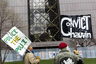 Closing arguments at murder trial of ex-police officer over George Floyd deathPeople wait for the verdict in Derek Chauvin's trial over the death of George Floyd outside the Hennepin County Courthouse in Minneapolis, Minnesota on April 20, 2021. - Jurors began a first full day of deliberations on Tuesday in the trial of the former Minneapolis police officer charged with murdering George Floyd as US cities braced for a verdict in a case that sparked nationwide protests against racism last summer. (Photo by Kerem Yucel / AFP)Editoria: SOILocal: MinneapolisIndexador: KEREM YUCELSecao: racismFonte: AFPFotógrafo: STR<!-- NICAID(14762659) -->