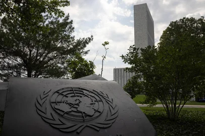 O emblema das Nações Unidas é visto na sede da ONU em Nova York em 19 de setembro de 2022. (Foto de Yuki IWAMURA / AFP)<!-- NICAID(15210990) -->