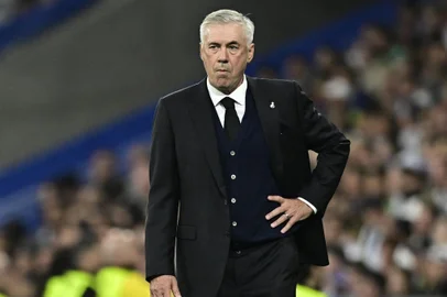 Real Madrid's Italian coach Carlo Ancelotti stands on the sideline during the Spanish League football match between Real Madrid CF and CA Osasuna at the Santiago Bernabeu stadium in Madrid on October 2, 2022. (Photo by JAVIER SORIANO / AFP)Editoria: SPOLocal: MadridIndexador: JAVIER SORIANOSecao: soccerFonte: AFPFotógrafo: STF<!-- NICAID(15293258) -->