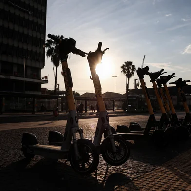 PORTO ALEGRE, RS, BRASIL - 16-07-2025: Aumento do uso de patinetes elétricos em Porto Alegre. Contudo, as operadoras desses equipamentos sofrem com atos de vandalismo. Fotos: Duda Fortes/Agencia RBS<!-- NICAID(16081812) -->