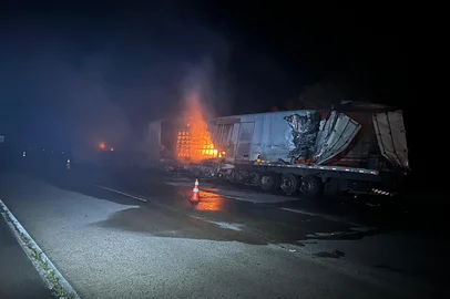 Caminhões colidem e pegam fogo na Freeway, em Santo Antônio da Patrulha<!-- NICAID(16106583) -->