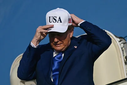 US President Donald Trump adjusts his cap as he exits Air Force One, which landed from Joint Base Andrews, Maryland, at Amsterdam's Schiphol aiport, to attend the NATO summit in The Hague, on June 24, 2025. NATO leaders hold a two-day summit on June 24 and 25 in The Hague. (Photo by Brendan SMIALOWSKI / AFP)Editoria: POLLocal: Amsterdam Airport SchipholIndexador: BRENDAN SMIALOWSKISecao: diplomacyFonte: AFPFotógrafo: STF<!-- NICAID(16066333) -->