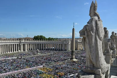 People attend a holy mass a day after the funeral of Pope Francis, at St Peter's square with the obelisk and the colonnade, in The Vatican, on April 27, 2025. (Photo by Damien MEYER / AFP)<!-- NICAID(16025292) -->