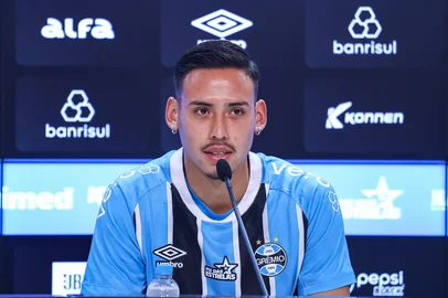 RS - FUTEBOL/APRESENTACAO GREMIO  - ESPORTES - Vice-presidente de futebol Alexandre Rossato apresenta o volante Erick Noriega como novo reforÃ§o do Gremio para a temporada 2025. FOTO: LUCAS UEBEL/GREMIO FBPA<!-- NICAID(16107876) -->