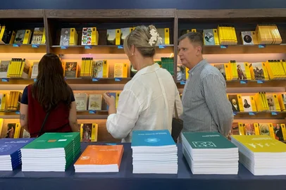 André Malinoski / Agência RBS Estande da Livraria do Senado na 71ª edição da Feira do Livro de Porto Alegre na Praça da Alfândega. Data: 05/11/2025<!-- NICAID(16162851) -->