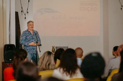 Ateliê Araçari recebe crianças e jovens de Caxias do Sul em situação de vulnerabilidade social  Segunda edição especial do projeto que proporciona a formação e o acesso amplo e gratuito às atividades artísticas, acontece de abril a julho no Instituto de Leitura Quindim  O Instituto de Leitura Quindim apresentou na noite desta quinta-feira (30), a segunda edição especial do Ateliê Araçari. O projeto prevê a realização de oficinas de experimentações e vivências de diferentes linguagens artísticas para crianças e jovens de casas-lares, abrigo e serviços de convivência e fortalecimento de vínculos de Caxias do Sul. Na sequência, os convidados assistiram a palestra “A arte cria o futuro”, da Mestre em Educação, consultora pedagógica do Programa Educativo da Fundação Iberê Camargo e coordenadora pedagógica da ONG Parceiros da Educação (RJ), Leda Fonseca.na foto: Volnei Canônica, presidente do ILQ<!-- NICAID(15391494) -->