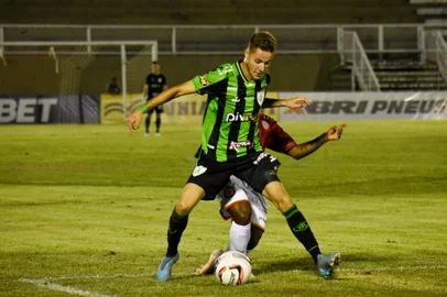 O quinto reforço do Grêmio para a temporada de 2023 foi anunciado nesta tarde (16). Gustavinho, de 21 anos, foi cedido por empréstimo pelo América-MG. O meia-atacante fez a base no Cruzeiro e depois transferiu-se para o Coelho. GZH buscou detalhes sobre o novo atleta do Tricolor.<!-- NICAID(15298154) -->