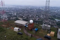 Porto Alegre, RS, Brasil  - 08/08/2024 - Novo radar meteorológico da ClimaTempo é instalado no Morro da Polícia. FOTO: JONATHAN HECKLER, AGÊNCIA RBS<!-- NICAID(15835910) -->
