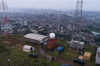 Porto Alegre, RS, Brasil  - 08/08/2024 - Novo radar meteorológico da ClimaTempo é instalado no Morro da Polícia. FOTO: JONATHAN HECKLER, AGÊNCIA RBS<!-- NICAID(15835910) -->