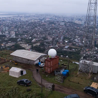 Porto Alegre, RS, Brasil  - 08/08/2024 - Novo radar meteorológico da ClimaTempo é instalado no Morro da Polícia. FOTO: JONATHAN HECKLER, AGÊNCIA RBS<!-- NICAID(15835910) -->