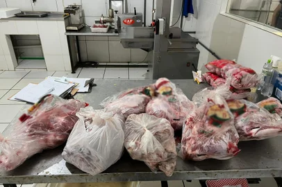 Mais de 300 kg de carne imprópria para consumo foram apreendidos nesta quarta-feira (4) em três mercados no Vale do Taquari. A operação cumpriu sete mandados de busca em Bom Retiro do Sul, Fazenda Vilanova e Estrela.<!-- NICAID(15312671) -->