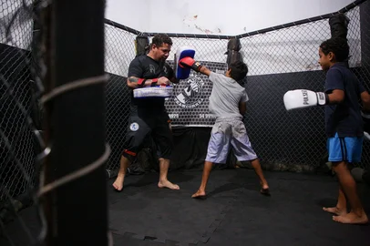 CAXIAS DO SUL, RS, BRASIL, 08/04/2026. Associação de voluntários oportuniza aulas de artes marciais para mais de 250 crianças em Caxias. Associação Clube da Luta surgiu em 2023 e tem sede no bairro de Lourdes. Também participa de ações solidárias para arrecadação de donativos a comunidade. (Ariéli Ziegler/Agência RBS)Indexador: Arieli Ziegler<!-- NICAID(16262125) -->