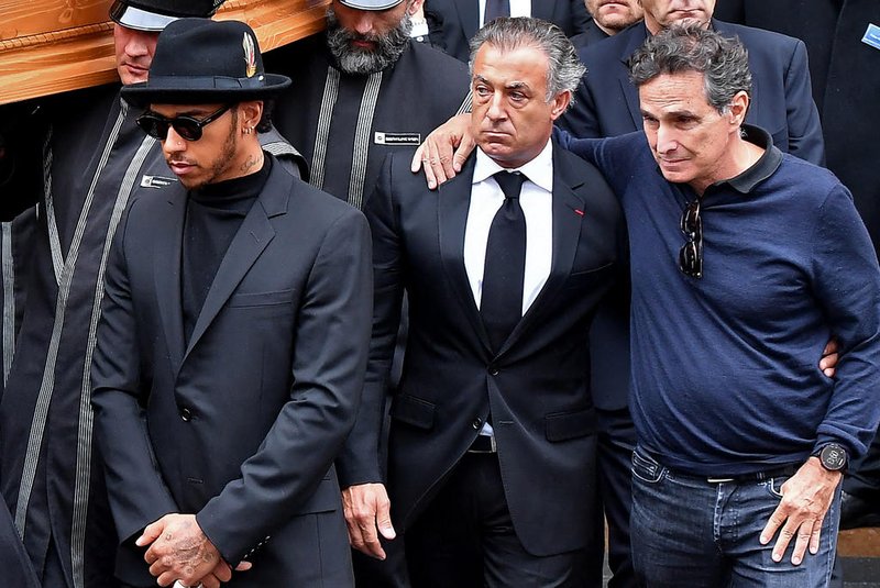 (FILES) In this file photo taken on May 29, 2019, Brazilian former Formula One pilot Nelson Piquet (R), French former Formula One pilot Jean Alesi (C) and British Formula One pilot Lewis Hamilton (L) escort the coffin of late Austrian three-time Formula One world champion Niki Lauda as it's being carried out of the Stephandsdom (St Stephen's Cathedral) in Vienna. - Lewis Hamilton said on June 28, 2022, the "time has come for action" after being the subject of a racially offensive term used by three-time Formula One world champion Nelson Piquet. Formula One and motorsport's governing body the FIA condemned the 69-year-old Brazilian, who made the comments during a podcast. (Photo by JOE KLAMAR / AFP)Editoria: SPOLocal: ViennaIndexador: JOE KLAMARSecao: motor racingFonte: AFPFotógrafo: STF<!-- NICAID(15134648) -->