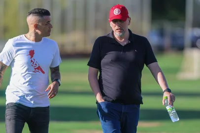 Ricardo Duarte / Inter,Divulgação PORTO ALEGRE, RS, BRASIL, 07-02-2025: O diretor esportivo do Inter, Andrés D'Alessandro, e o presidente Alessandro Barcellos conversam no CT Parque Gigante. (Foto: Ricardo Duarte/Inter/Divulgação) <!-- NICAID(15984524) -->