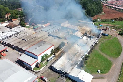 CACHOEIRINHA, RS, BRASIL - 22/02/2025 - Incêndio atinge fábrica de alimentos em Cachoeirinha, na Região Metropolitana<!-- NICAID(15981860) -->