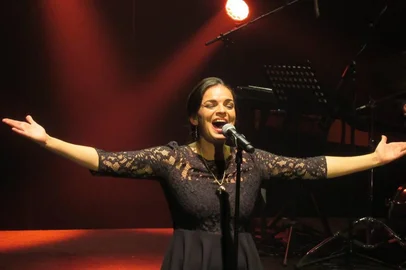 Cantora Anne Carrere interpreta Édith Piaf <!-- NICAID(15412810) -->