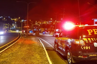 Acidente com morte no km151 da BR116, sentido crescente. Ocorreu por volta das 20h30 um acidente que resultou na morte de uma mulher com 24 anos. A vítima chegou a ser socorrida pela equipe do SAMU mas não resistiu aos ferimentos.<!-- NICAID(15347628) -->