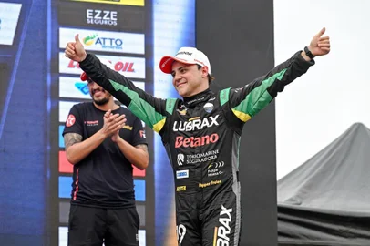 Na foto: Felipe MassaETAPA GAÚCHA DA STOCK CAR 2024 - O piloto Felipe Baptista foi o grande vencedor da etapa da Stock Car realizada neste domingo (8), no Velopark, em Nova Santa Rita. O piloto da Crown Racing largou na quinta colocação, mas conquistou posições ao longo da corrida para ficar com a vitória. Felipe Massa, da TMG Racing, terminou em segundo lugar, enquanto Vitor Baptista, irmão do vencedor, completou o pódio da oitava etapa da temporada 2024 com o terceiro lugar.<!-- NICAID(15860929) -->