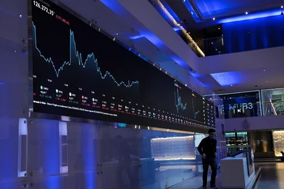 The BOVESPA index is pictured on a board at the Sao Paulo Stock Exchange (B3) in downtown Sao Paulo, Brazil, on April 7, 2025. Stock markets and oil prices around the world collapsed further on a black Monday for markets as US President Donald Trump stood firm over his tariffs despite recession fears. (Photo by Nelson ALMEIDA / AFP)Editoria: FINLocal: Sao PauloIndexador: NELSON ALMEIDASecao: business (general)Fonte: AFPFotógrafo: STF<!-- NICAID(16011996) -->