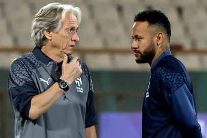 Hilal's Brazilian forward Neymar speaks with his Portuguese coach Jorge Jesus during a training session at the Azadi Stadium in Tehran on October 2, 2023, on the eve of the AFC Champions League Group D football match between Irans Nassaji Mazandaran and Saudi Arabias Al-Hilal. (Photo by ATTA KENARE / AFP)Editoria: SPOLocal: TehranIndexador: ATTA KENARESecao: soccerFonte: AFPFotógrafo: STF<!-- NICAID(15637711) -->