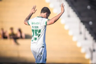 Juventude enfrenta o Novorizontino, neste domingo (9), pela 21ª rodada da Série B do Brasileiro, em Novo Horizonte (SP). Na foto, o meia Raí Silva.<!-- NICAID(16343117) -->