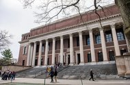 (FILES) People enter and exit the Harry Elkins Widener Memorial Library on the Harvard University campus in Cambridge, Massachusetts, on April 15, 2025. US President Donald Trump's administration on Thursday revoked Harvard's right to enroll foreign students -- more than a quarter of its annual enrollment -- in a major escalation of the president's fight with one of the world's most storied universities. Trump is furious at Harvard -- which has produced 162 Nobel prize winners -- for rejecting his demand that it submit to oversight on admissions and hiring over his claims that it is a hotbed of anti-Semitism and "woke" liberal ideology. (Photo by Joseph Prezioso / AFP)Editoria: POLLocal: CambridgeIndexador: JOSEPH PREZIOSOSecao: politics (general)Fonte: AFPFotógrafo: STR<!-- NICAID(16043615) -->
