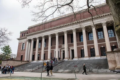 (FILES) People enter and exit the Harry Elkins Widener Memorial Library on the Harvard University campus in Cambridge, Massachusetts, on April 15, 2025. US President Donald Trump's istration on Thursday revoked Harvard's right to enroll foreign students -- more than a quarter of its annual enrollment -- in a major escalation of the president's fight with one of the world's most storied universities. Trump is furious at Harvard -- which has produced 162 Nobel prize winners -- for rejecting his demand that it submit to oversight on issions and hiring over his claims that it is a hotbed of anti-Semitism and "woke" liberal ideology. (Photo by Joseph Prezioso / AFP)Editoria: POLLocal: CambridgeIndexador: JOSEPH PREZIOSOSecao: politics (general)Fonte: AFPFotógrafo: STR<!-- NICAID(16043615) -->