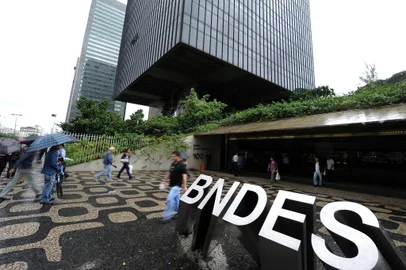 The main entrance to the state-owned Brazilian Development Bank (BNDES) in Rio de Janeiro, Brazil, on July 4, 2011. The BNDES will support the fusion of Carrefour and CBD-Pao de Acucar in Brazil only if all sides involved, included Casino, agree to do it in a "friendly" and "without litigation" way. French supermarket giants Carrefour and Casino traded further blows Monday over their operations in Brazil, a key market where both are claiming a tie-up with the same company. AFP PHOTO/VANDERLEI ALMEIDA (Photo by VANDERLEI ALMEIDA / AFP)Editoria: FINLocal: Rio de JaneiroIndexador: VANDERLEI ALMEIDASecao: company informationFonte: AFP<!-- NICAID(15346013) -->