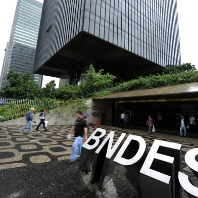 The main entrance to the state-owned Brazilian Development Bank (BNDES) in Rio de Janeiro, Brazil, on July 4, 2011. The BNDES will support the fusion of Carrefour and CBD-Pao de Acucar in Brazil only if all sides involved, included Casino, agree to do it in a "friendly" and "without litigation" way. French supermarket giants Carrefour and Casino traded further blows Monday over their operations in Brazil, a key market where both are claiming a tie-up with the same company. AFP PHOTO/VANDERLEI ALMEIDA (Photo by VANDERLEI ALMEIDA / AFP)Editoria: FINLocal: Rio de JaneiroIndexador: VANDERLEI ALMEIDASecao: company informationFonte: AFP<!-- NICAID(15346013) -->