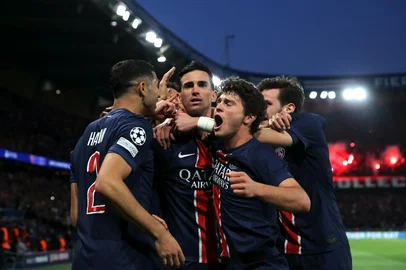 Paris Saint-Germain's Spanish midfielder #08 Fabian Ruiz (C) celebrates with his teammates after scoring his team's first goal during the UEFA Champions League semi-final second leg football match between Paris Saint-Germain (PSG) and Arsenal at the Parc des Princes stadium in Paris, on May 7, 2025. (Photo by Thomas SAMSON / AFP)<!-- NICAID(16032314) -->