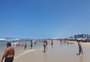 Céu azul e temperatura alta lotam praia de Capão da Canoa neste domingo