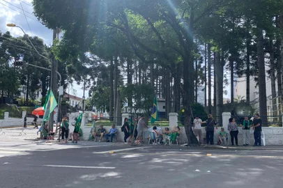 CAXIAS DO SUL, RS, BRASIL, 01/01/2023. Manifestantes começam abandonar acampamento em frente ao quartel em Caxias Do Sul (Neimar De Cesero/Agência RBS)<!-- NICAID(15309325) -->