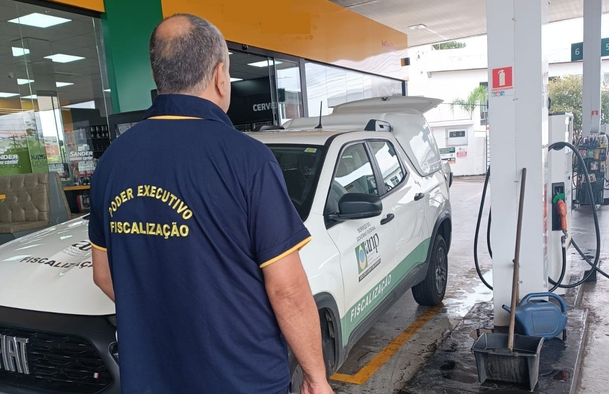 Procon e ANP fiscalizam postos e distribuidora de combust&iacute;veis em Passo Fundo
