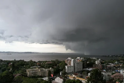PORTO ALEGRE, RS, BRASIL, 31-03-2025: Temporal atinge Porto Alegre, no final da tarde desta segunda-feira. Foto: Jeff Botega/Agência RBS<!-- NICAID(16007201) -->
