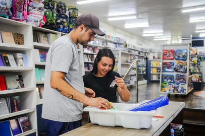 CAXIAS DO SUL, RS, BRASIL, 13/01/2023. Pais e mães começam a procurar materiais escolares para os filhos em Caxias do Sul. Na foto, Maicon Oliveira, 29 e Pamela Souza, 27 compram materiais para seu filho Bryan, 3 anos. (Neimar De Cesero/Agência RBS)<!-- NICAID(15649679) -->