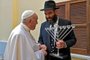 This handout picture released by the Vatican Media shows Pope Francis meeting with Cyprus Rabbi Arie Zeev Raskin in the Cypriot city of Nicosia, Europe's last divided capital, on December 3, 2021. - Pope Francis appealed for a "sense of fraternity" in an open-air mass in Cyprus, the second day of a visit to the divided Mediterranean island that has focused heavily on the plight of migrants. (Photo by Handout / VATICAN MEDIA / AFP) / RESTRICTED TO EDITORIAL USE - MANDATORY CREDIT "AFP PHOTO / VATICAN MEDIA" - NO MARKETING - NO ADVERTISING CAMPAIGNS - DISTRIBUTED AS A SERVICE TO CLIENTSEditoria: RELLocal: NicosiaIndexador: HANDOUTSecao: roman catholicFonte: VATICAN MEDIAFotógrafo: Handout<!-- NICAID(14958399) -->