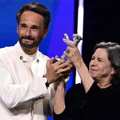 776288231Brazilian actor Rodrigo Santoro (L) and Brazilian actress Denise Weinberg (R) hold the Silver Bear Grand Jury Prize award during the award ceremony of the 75th Berlinale International Film Festival in Berlin, on February 22, 2025. (Photo by John MACDOUGALL / AFP)Editoria: ACELocal: BerlinIndexador: JOHN MACDOUGALLSecao: celebrityFonte: AFPFotógrafo: STF<!-- NICAID(15981968) -->