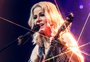 Paula Toller se apresenta em Porto Alegre com repertório consagrado pelos fãs: "Se eu não cantar, eles cantam"