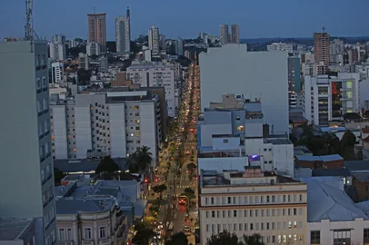 CAXIAS DO SUL, RS, BRASIL, 16/06/2025. Vereador Elói Frizzo (PSB) cobra soluções para o trânsito caxiense e apresentou uma proposta para transformar a Avenida Júlio de Castilhos em um corredor exclusivo para o transporte público, com foco na circulação de ônibus elétricos. Na foto, vista aérea mostrando movimento na Júlio de Castilhos, sentido sentro BR 116. (Porthus Junior/Agência RBS)Indexador: Porthus JUNIOR<!-- NICAID(16061970) -->