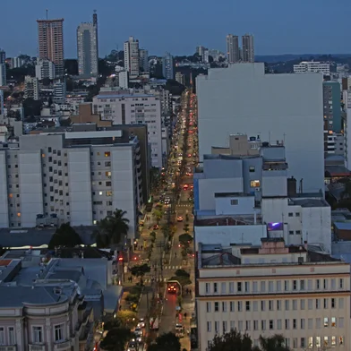 CAXIAS DO SUL, RS, BRASIL, 16/06/2025. Vereador Elói Frizzo (PSB) cobra soluções para o trânsito caxiense e apresentou uma proposta para transformar a Avenida Júlio de Castilhos em um corredor exclusivo para o transporte público, com foco na circulação de ônibus elétricos. Na foto, vista aérea mostrando movimento na Júlio de Castilhos, sentido sentro BR 116. (Porthus Junior/Agência RBS)Indexador: Porthus JUNIOR<!-- NICAID(16061970) -->