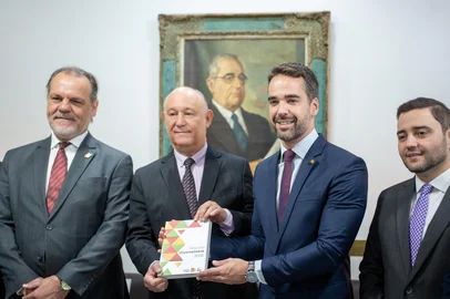 Governador Eduardo Leite entrega ao presidente da Assembleia, Pepe Vargas, a proposta de orçamento para 2026, na presença do presidente do Tribunal de Justiçla, Aberto Delgato Neto e do vice-governador Gabriel Souza. <!-- NICAID(16124987) -->