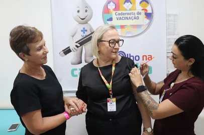 Secretária da Saúde do RS, Arita Bergmann se vacina contra gripe em Xangri-Lá<!-- NICAID(16012095) -->