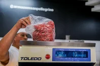 CAXIAS DO SUL, RS, BRASIL, 25/04/2025. Carne bovina tem alta de 14% em Caxias do Sul. Na foto, Tiago Parrini, especialista em tecnologia sentiu a alta no valor do contra filé. (Neimar De Cesero/Agência RBS)Indexador: Neimar De Cesero<!-- NICAID(16024369) -->