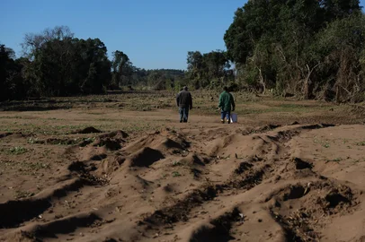 Estrela, RS, Brasil - Estudo liderado pelo Senar-RS está coletando amostras de solos para mapear os estragos da enchente na produção agrícola. Enxurrada levou a camada mais fértil das terras atingidas.Indexador: jeff botega<!-- NICAID(15803511) -->