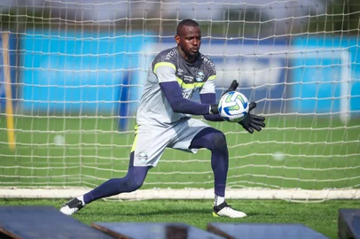 RS - FUTEBOL/ TREINO GREMIO 2023 - ESPORTES - Jogadores do Gremio realizam treino tÃ©cnico durante a manha desta sexta-feira, no CT Luiz Carvalho, na preparaÃ§Ã£o para a partida valida pelo Campeonato Brasileiro 2023. FOTO: LUCAS UEBEL/GREMIO FBPANa foto: Caíque<!-- NICAID(15501555) -->