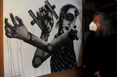 CAXIAS DO SUL, RS, BRASIL, 12/08/2021 - O artista plástico Vitor Hugo Porto abre as portas da sua casa/atelier no bairro Desvio Rizzo. Case da reportagem do Almanaque sobre artistas e seus espaços criativos. (Marcelo Casagrande/Agência RBS)<!-- NICAID(14861163) -->