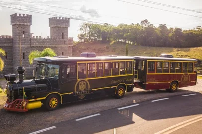 Trentino é um ônibus temático inspirado numa Maria Fumaça,<!-- NICAID(14968987) -->